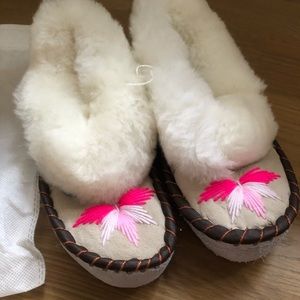 Sheepers sherpa slippers NWOT